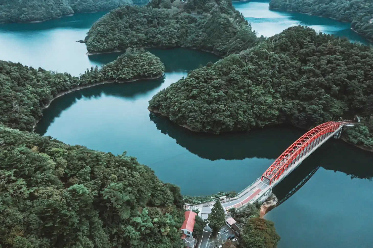 旧道と湖